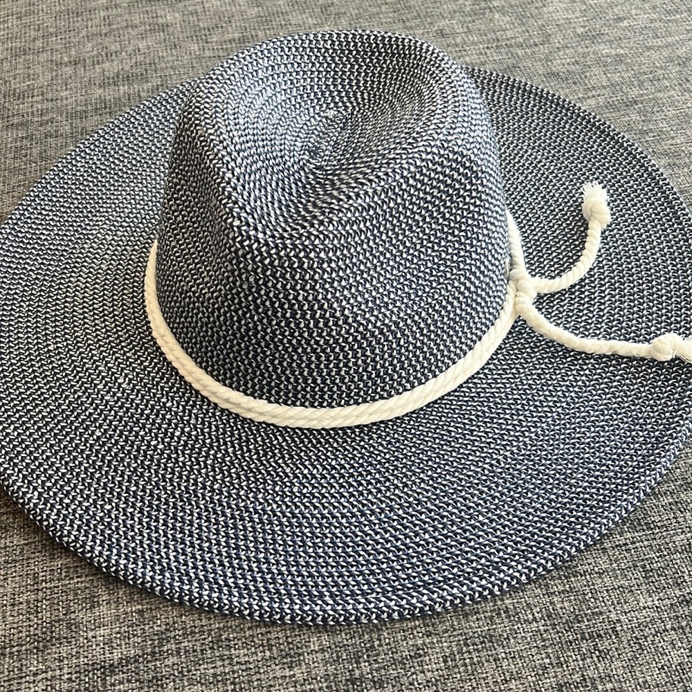 Kooringal UV protective blue and white hat